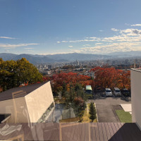 長野市と木々が一望できるロビーからの眺め