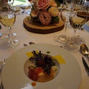 ゲストテーブルのお花、ポケモンウェディング専用の前菜|684008さんのラグナヴェール 名古屋（LAGUNAVEIL NAGOYA）の写真(2101024)