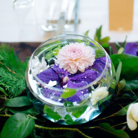 テーブル装花。ガラスポットに水を入れ、お花を浮かべる