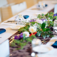 テーブル装花。ガラスポットとグリーン