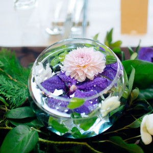 テーブル装花。ガラスポットに水を入れ、お花を浮かべる|684042さんの空の庭の写真(2039442)