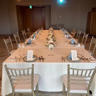 参列者同士の顔がよく見えるよう、お花は少し小さめにしました。