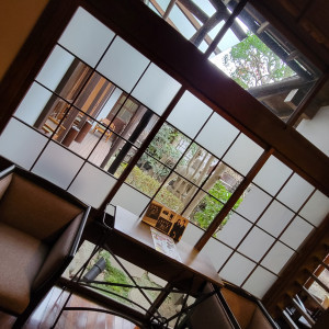 中庭の日本庭園が見える通路|684059さんのHATSUNEYA GARDEN ～since1868 Kawagoe～（ハツネヤ ガーデン）の写真(2076897)
