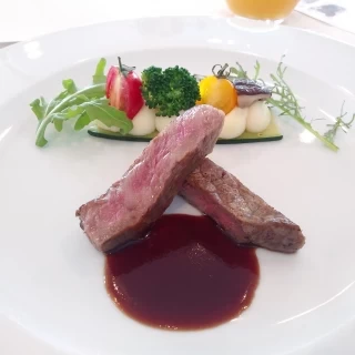 メインディッシュ　お肉が柔らかくて美味しかったです。