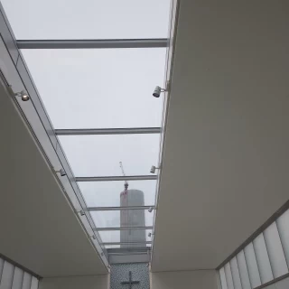 天気がよければ青空が映えそうなチャペル