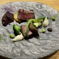 試食のメインお肉料理、二人別々の盛り付けなのが良かったです