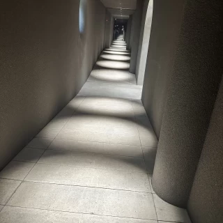 挙式会場に向かうまでが美術館のようでした