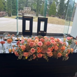 くすみピンクの装花にしました。