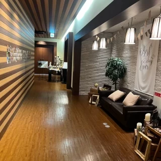 披露宴会場に向かうまでの通路です。落ち着きのある会場です。