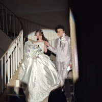 披露宴では髪型をクイックチェンジ、ドレスの雰囲気も変えました