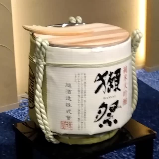ケーキ入刀は当たり前すつまらなかったので、鏡開きにしました。