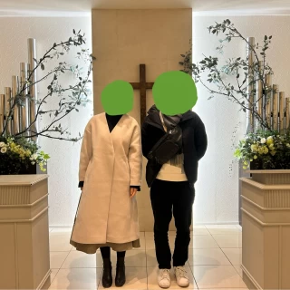 割とコンパクトな式場で、天井は少し低めでした。