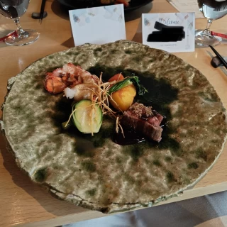 メインの肉とエビ
