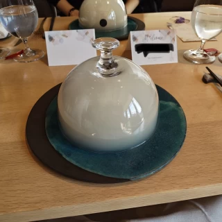 スモークのカルパッチョ　蓋を開けてもらうと煙が溢れる