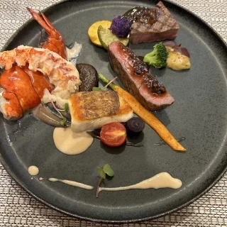 お肉とお魚両方味わえてソースや野菜などカラフルで可愛かった