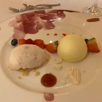 専属パティシエのデザート
レアチーズケーキといちごのアイス