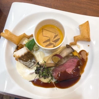 メインのお肉とお魚の料理。スープとパイがピカチュウモチーフ。
