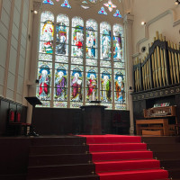 ステンドグラスと祭壇に上る階段