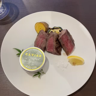 試食のお肉とキャビアです。とても美味しかったです。