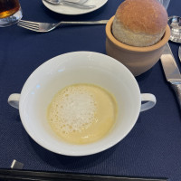 スープです。隣にあるパンをつけていただきました。