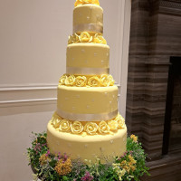 ドレスに合わせて黄色いケーキに。