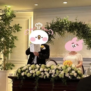 披露宴会場の新郎新婦席