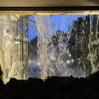 チャペルから見える滝の裏側に回れる
