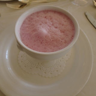 ごぼうのスープ。上に乗ってるピンクの泡が可愛い