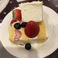 披露宴が終わると、メイクルームにケーキを運んでくれました