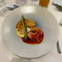 鴨肉とってもおいしいです。一部の年配者には硬く切れなチラホラ