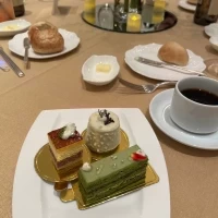 デザートビュッフェ後にスタッフがラウンドして配ってくれます