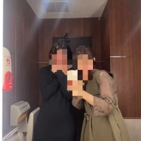 トイレもきれいで鏡前で写真を撮る参列者もいました