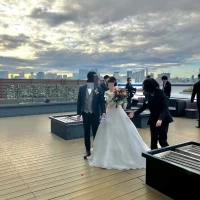 テラスは奥まで広く、このスペースで集合写真を撮りました