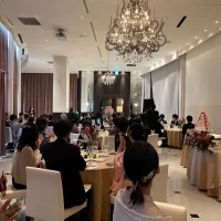 天井は高すぎず低すぎず、シャンデリアがあります