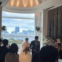 後ろの景色が見える素敵な挙式会場です