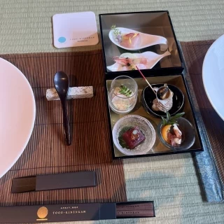 前菜にあたるお食事です。お重箱が器でした。