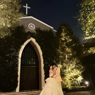 夜ライトアップされたお庭でチャペルをバックに写真が撮れます。