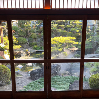 待合室から見える日本庭園