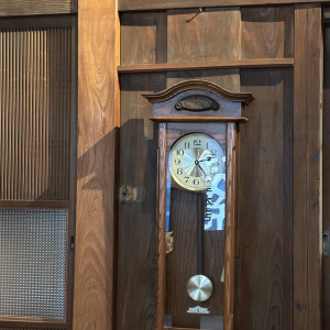 萬屋本店とともに時を刻んできた掛け時計。歴史を感じます。|685498さんの萬屋本店 - KAMAKURA HASE est1806 -の写真(1985897)