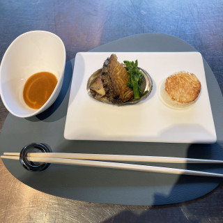 試食。鮑をシェフが目の前で料理してくれました。