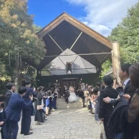 チャペルから続くフラワーシャワー