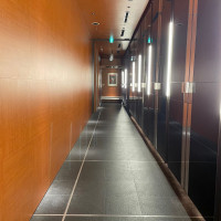 9階回廊/黒い扉はワインセラー