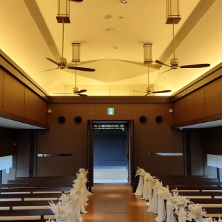 天井は暖色系の電気がついています
