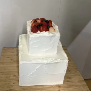 ウェディングケーキ。ガーデンでのケーキ入刀は幸せな時間です。