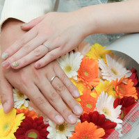 新郎サプライズ花束と指輪のショット