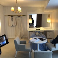 宿泊できる部屋に着替えお化粧のできる部屋がついています。