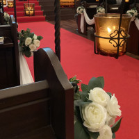 赤いカーペットに新婦のウェディングドレスが映えて素敵でした。