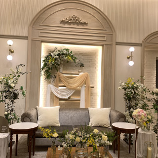 メインテーブルと周りのお花