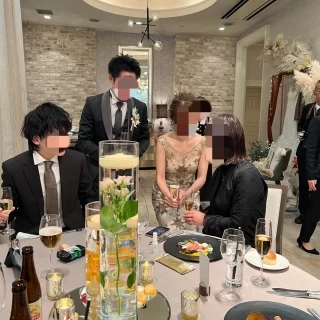 テーブルコーディネートと後ろの会場装飾