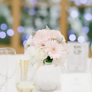ゲストテーブルのお花は可愛らしくまとめました